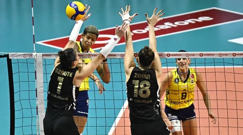 filede-5-setlik-duello-fenerbahce-medicana-vakifbank-2-3-mac-sonucu-1765477755536.jpeg