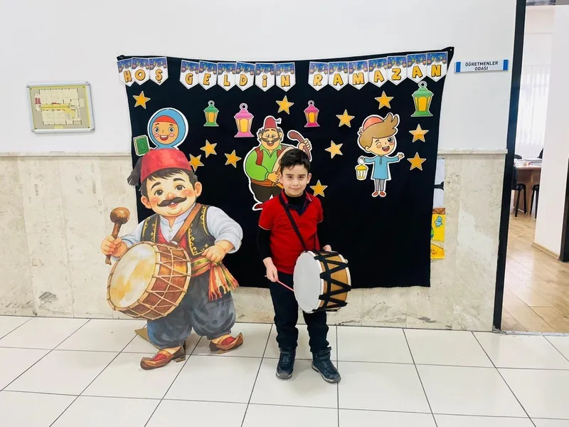 Maarifin Kalbinde Ramazan: Öğrenciler davul çalıp mani okudu koridorlar hilal ve yıldız figürleriyle süslendi-9