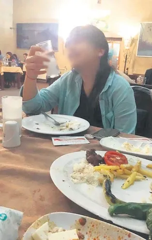 Bursa'da rezil görüntü! 2,5 yaşındaki çocuğu içki masasına oturtup rakı içirdiler