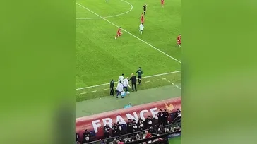 Fransa'yı öne geçiren Mbappe golü attıktan sonra sakatlandı