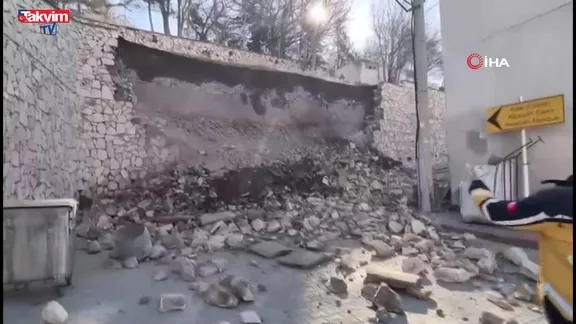 Niğde Kalesi'nde istinat duvarı çöktü