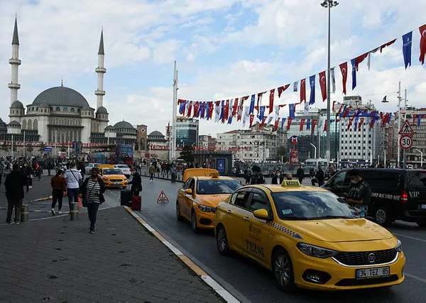 istanbulda-turisti-kabul-etmeyen-bos-taksi-trafikten-men-edildi-1634039779067.jpg