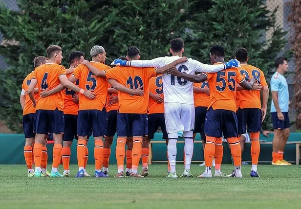 Süper Lig'in 2019-20 sezonu şampiyonu Başakşehir'in rotası yeniden zirve-4