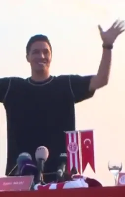 Samir Nasri taraftarlara üçlü çektirdi