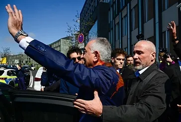 Devrik Şah'ın oğluna Berlin'de protesto: Pehlevi'yi kırmızıya boyadılar