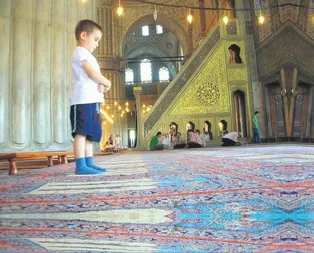 Allah iman edenlerin dostudur