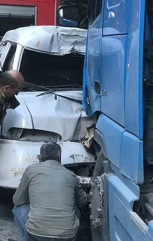 Hatalı sollama yaptı TIR'a kafadan girdi! 2 ağır yaralı