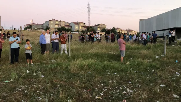 Geri dönüşüm deposundaki yangını film izler gibi izlediler-3