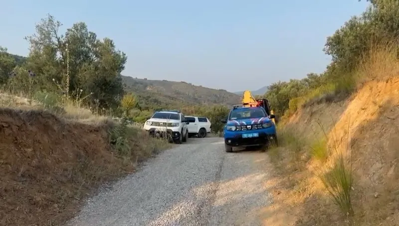 2-saat-surdu-eski-ibb-baskani-ekrem-imamoglunun-babasi-hasan-imamogluna-ait-arazide-arama-1750453635237.jpeg Ekrem İmamoğlu’nun babasına ait olduğu iddia edilen Güre’deki arazide arama yapıldı. (İHA)