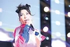 Ünlü popçu Hande Yener Bodrum'u salladı! Konserde giydiği pembe mini şortuyla beğenileri topladı