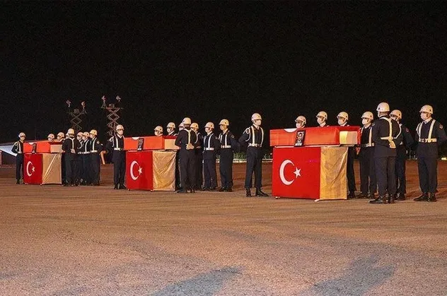 Van'da şehit askerler için tören düzenlendi