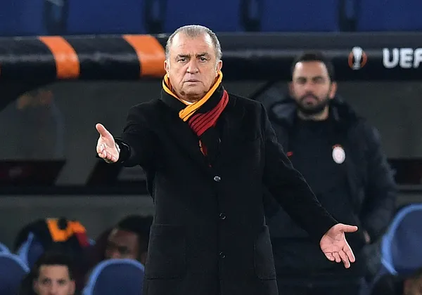 son-dakika-galatasarayin-tartisilan-ismi-isitan-gunden-bomba-fatih-terim-iddiasi-transfer-gorusmesinde-kufurle-1648713207342.jpg