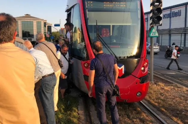 Güngören'de otomobil tramvaya çarptı