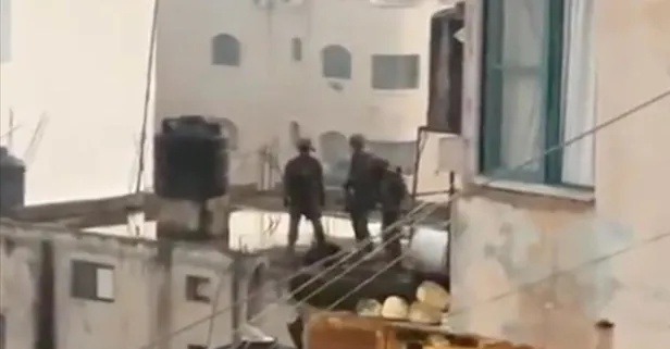 Hamas, Filistinlinin cesedini çatıdan atan katil İsrail askerlerine sert tepki gösterdi