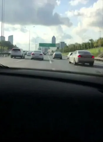 TEM Otoyolu’nda lüks otomobillerin “makas” yarışı kamerada-1