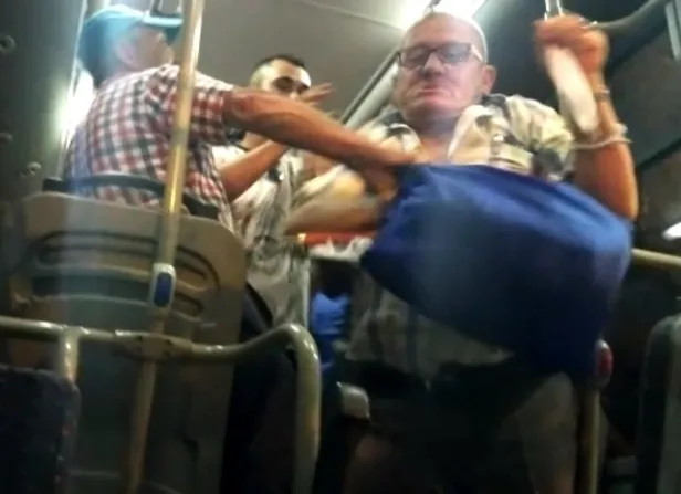 Minibüste yumruklar konuştu: Edirne'de yaşlıların maske kavgası kamerada-2