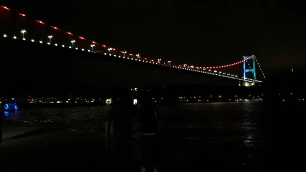 FSM Köprüsü Azerbaycan bayrağının renkleriyle ışıklandırıldı-1