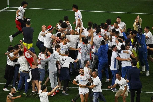 uefa-avrupa-liginde-sevilla-firtinasi-7-kez-kupayi-kazandilar-1685571566032.jpeg UEFA Avrupa Ligi'nde Sevilla fırtınası! Roma'yı devirdiler, 7. kez kupayı kazandılar-2