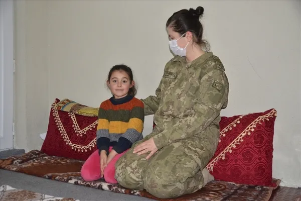 hakkaride-yasayan-9-yasindaki-hiraniin-anitkabiri-gorme-istegini-mehmetcik-gerceklestirecek-1611988671306.jpg Hakkari'de yaşayan 9 yaşındaki Hira'nın Anıtkabir'i görme isteğini Mehmetçik gerçekleştirecek-3