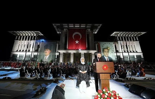 kulliyede-tarihi-anlar-turkiyenin-100yil-marsi-ilk-kez-cumhurbaskanligi-senfoni-orkestrasi-tarafindan-seslendi-1693425619952.jpeg Külliye'de tarihi anlar! Türkiye'nin 100.yıl marşı ilk kez Cumhurbaşkanlığı Senfoni Orkestrası tarafından seslendirildi-5