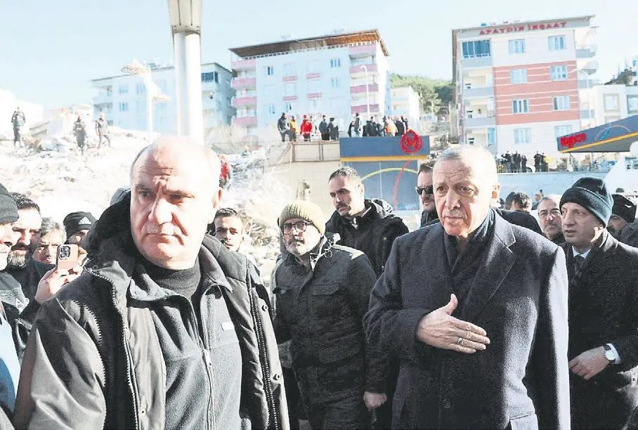 Enkazdan yükselen ses