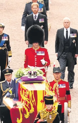 Kraliçe II. Elizabeth son yolculuğuna meşe ağacı ve kurşunda kaplı özel tabut ile uğurlandı