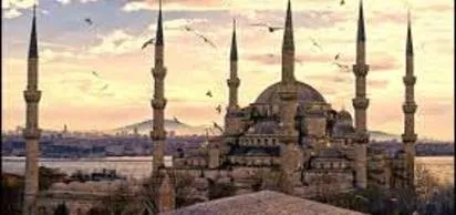 Padişah I. Ahmed'in isteğiyle Mimar Sedefkar Mehmed Ağa tarafından inşa edilen ve yapımı sekiz yılda tamamlanan Sultanahmet Camisi ibadete açıldı
