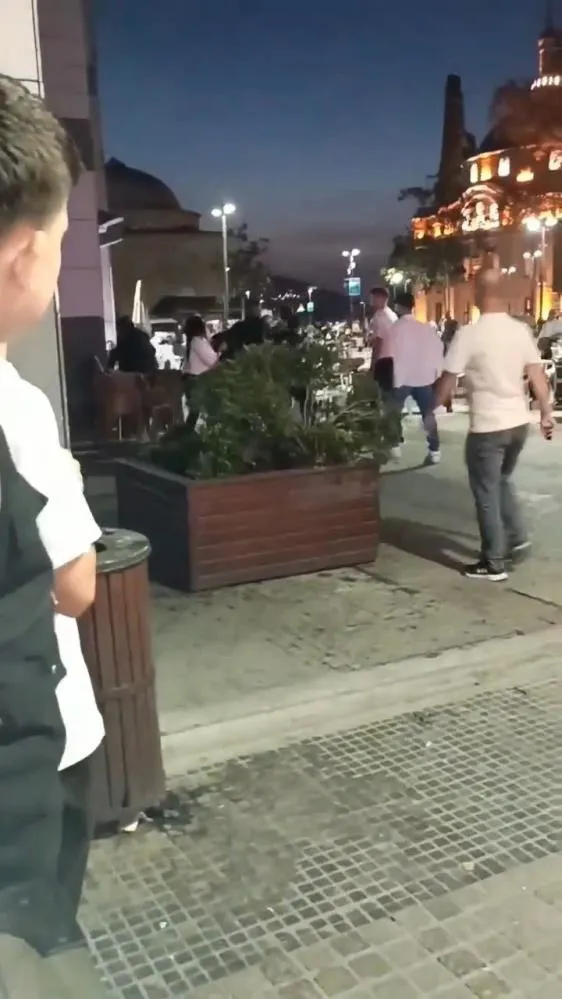 yan-bakma-kavgasinda-kilic-cekildi-o-anlar-kamerada-1695882475335.jpeg "Yan bakma" kavgasında kılıç çekildi! O anlar kamerada-2