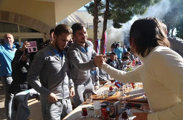 Abdülkadir Ömür, Trabzonspor kampını ziyaret etti-3