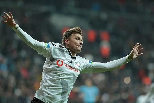 besiktasin-eski-yildizi-pazara-dustu-kendi-etti-kendi-buldu-1663150306480.jpeg Beşiktaş'ın eski yıldızı Pazar'a düştü! Kendi etti kendi buldu-6