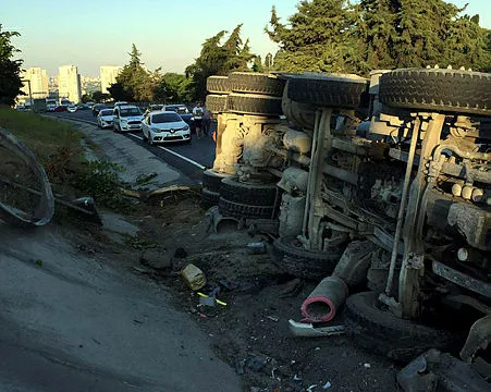 İstanbul'da feci kaza! Kontrolden çıkan beton mikseri devrildi-2