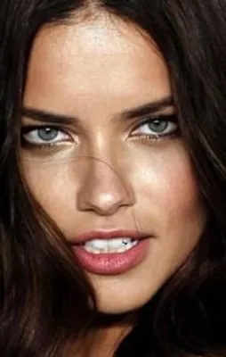 Adriana Lima'nın ayakları olay oldu