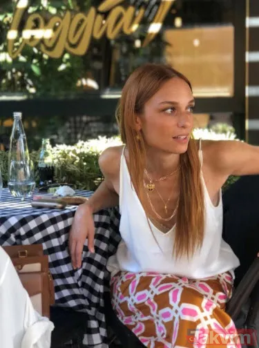 Nilperi Şahinkaya leopar minisi file çoraplarıyla 'doğal habitatında' dedi koltuk tepesine çıktı! Ortalığı yıktı geçti - 3