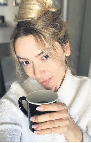 Çifte acı! Halasını kaybeden Hadise coronavirüs nedeniyle cenazeye gidemedi