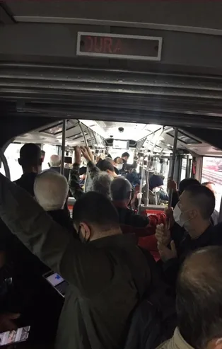 CHP'li Ekrem İmamoğlu yönetimindeki İBB yine çuvalladı! Metrobüsler hınca hınç doldu, nefes bile alınmadı
