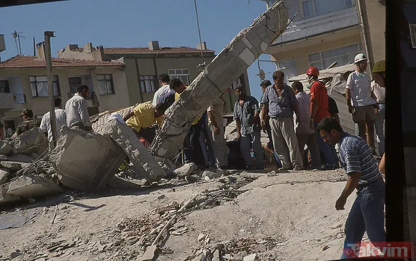 17 Ağustos Depremi'nin üzerinden 24 yıl geçti! 17 Ağustos 1999 Gölcük depremi kaç şiddetindeydi, kaç kişi öldü? İşte kare kare deprem felaketi... - 1