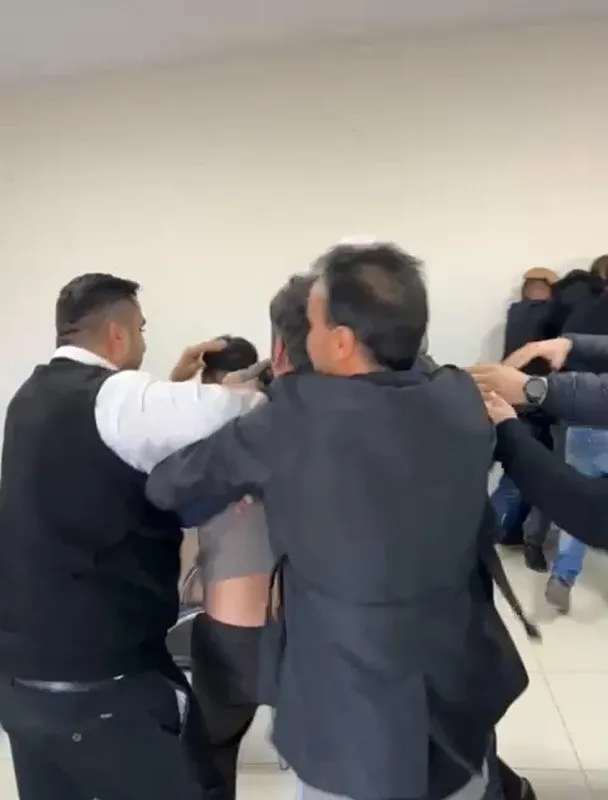 ceylapinar-belediyesi-karisti-tekmeli-yumruklu-kavga-kamerada-1765973469603.jpeg Ceylanpınar Belediyesi'nde kavga çıktı (Fotoğraf: İHA)