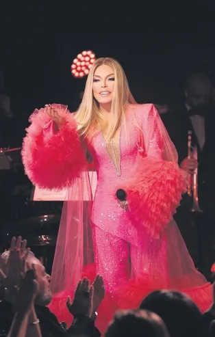 Türk pop müziğinin süper starı Ajda Pekkan yeni saç stiliyle dikkatleri üzerine çekti!