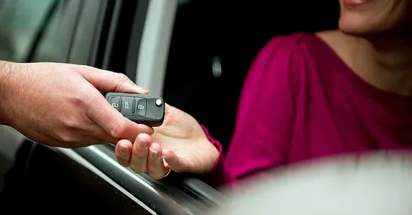 Gümrükte el konulan otomobiller ihale yöntemiyle ucuza satılıyor! Türk plakası aldıktan sonra trafiğe çıkabiliyor