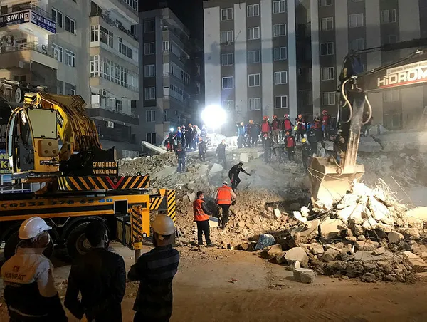 Son dakika: Şanlıurfa'da 6 katlı bir bina çöktü! Enkaz altında kalan var mı? Binanın çökme anı kameralara böyle yansıdı!-10