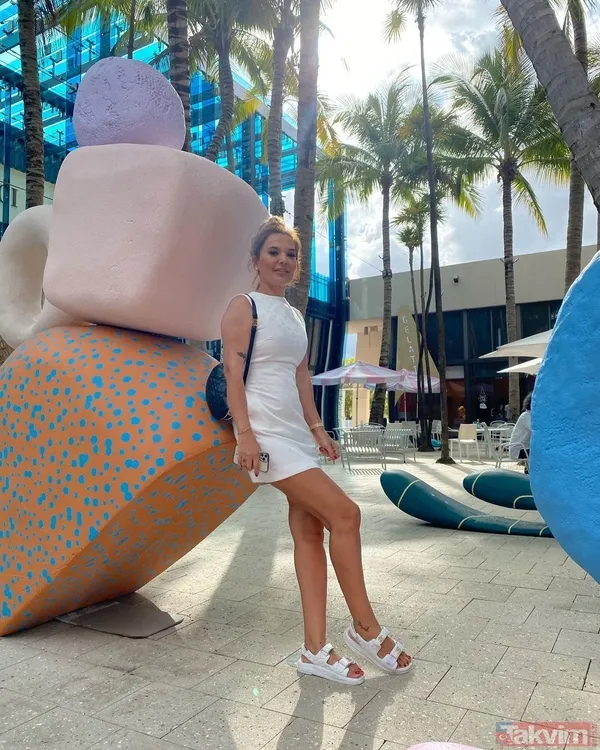 Bikini üstünü çıkarıp poz vermişti! Demet Akalın o paylaşımlarına yenisini ekledi! Sere serpe uzanan Demet sosyal medyayı salladı - 6