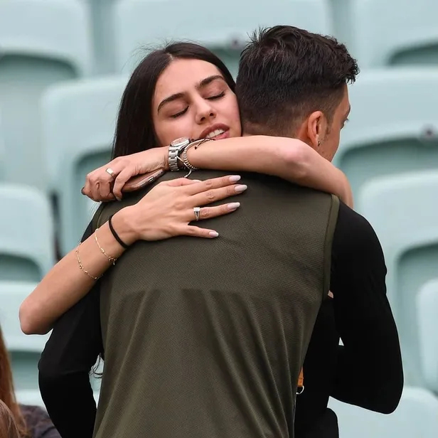 fenerbahcede-kadro-disi-kalan-mesut-ozil-esi-amine-gulsenin-kardesi-sahan-gulseye-ticarette-aile-torpili-yapti-1656960282348.jpeg Fenerbahçe’de kadro dışı kalan Mesut Özil, eşi Amine Gülşe'nin kardeşi Şahan Gülşe’ye ticarette aile torpili yaptı-4