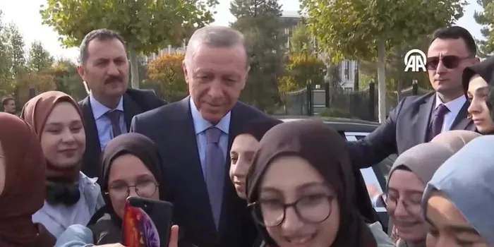 Başkan Erdoğan kendisini karşılayan gençlerle sohbet etti-3