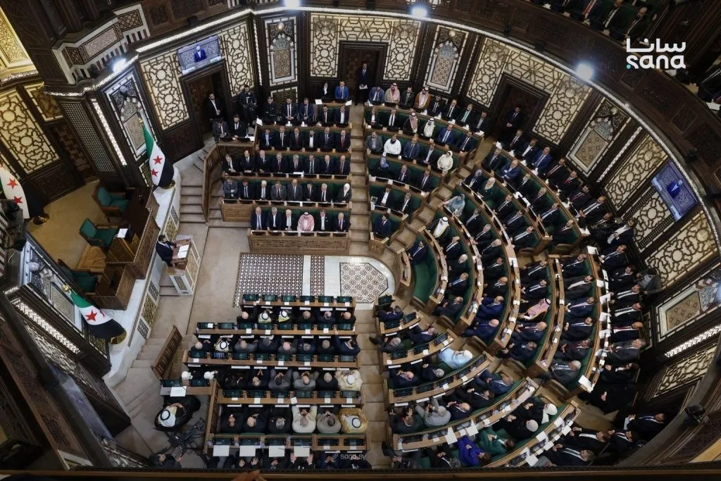 esad-rejimi-sonrasi-bir-ilk-sara-baskanliginda-halk-meclisi-oturumu-yapildi-1783859100750.jpeg Esad rejimi sonrası bir ilk: Şara başkanlığında Halk Meclisi Oturumu yapıldı-4