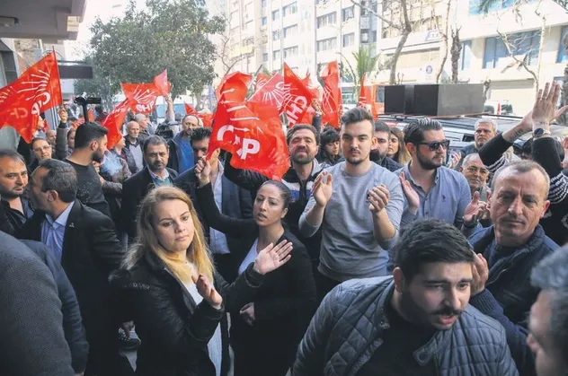 CHP’de liste isyanı! Gençler yönetime karşı ayaklandı....