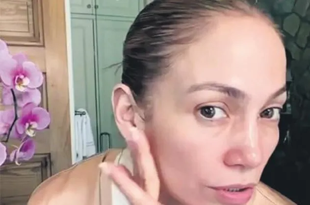 Makyaj gitti gerçek göründü! Jennifer Lopez'in makyajsız halini gören hayranları sosyal medyayı salladı