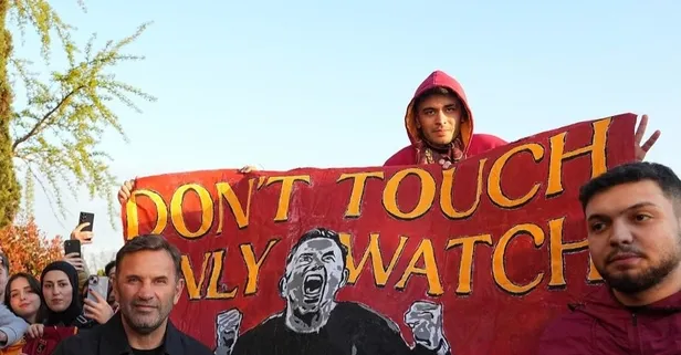 Okan Buruk'tan Jose Mourinho'ya gönderme yapılan pankart önünde poz!