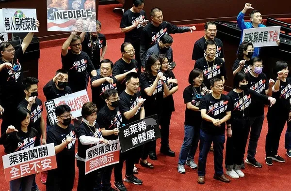 Tayvan'da iğrenç olay! Mecliste kavga çıktı bağırsaklar havada uçuştu-4