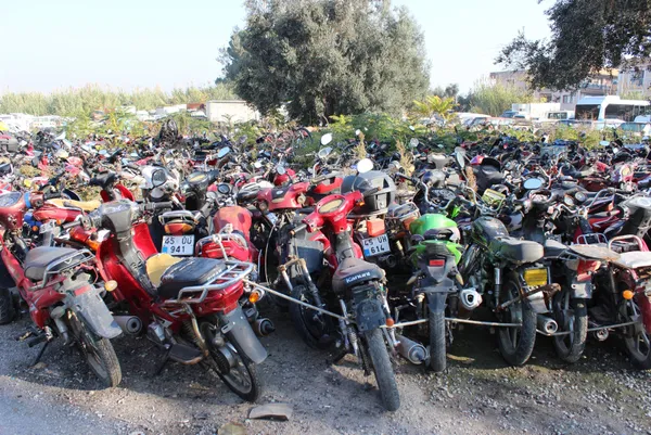 manisada-yediemin-deposunda-curumeye-terk-edilen-araclarin-toplam-piyasa-degeri-20-milyon-lirayi-buluyor-1606460728693.jpg Manisa'da yediemin deposunda çürümeye terk edilen araçların toplam piyasa değeri 20 milyon lirayı buluyor-7