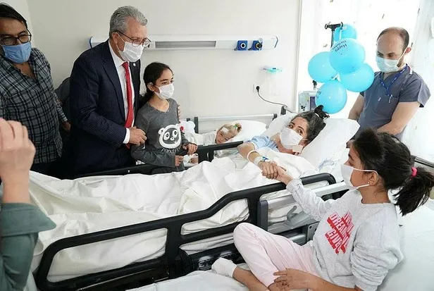 SON DAKİKA: Depremden 65 saat sonra kurtarılan Elif Perinçek ailesine kavuştu-5